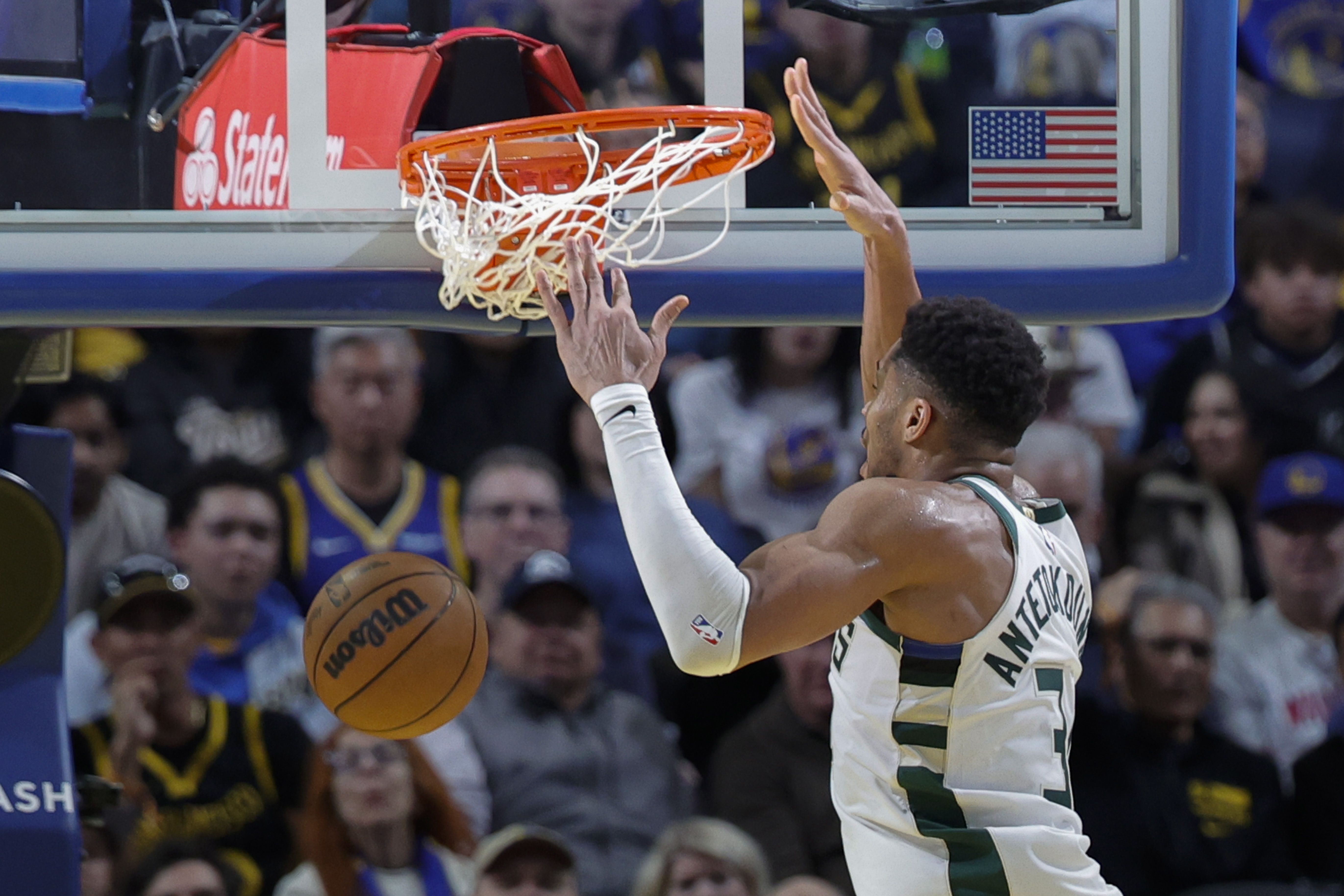 yl23455 永利-很全面!字母哥生涯至今32场至少30分10助 历史大前锋位置最多