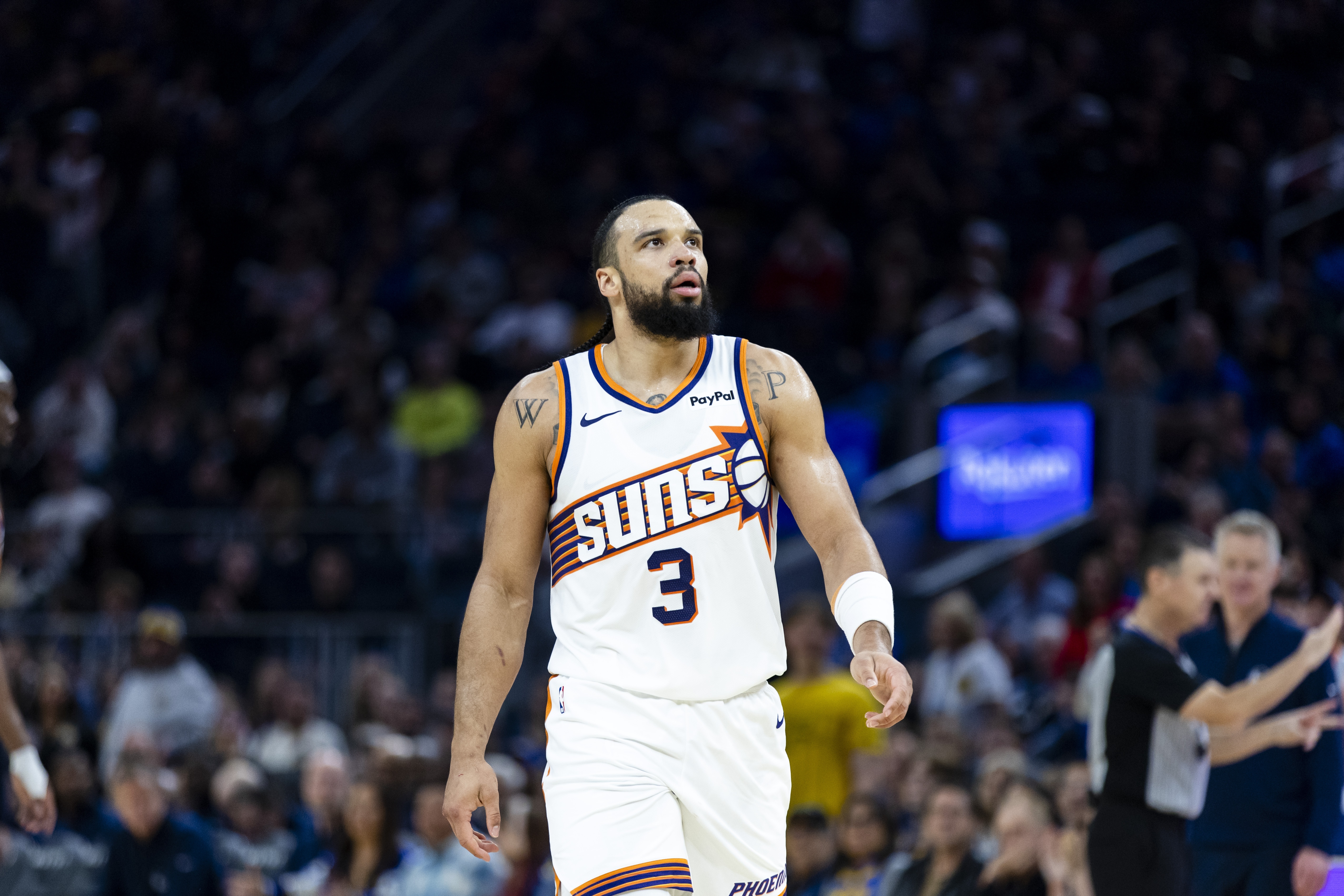 使暗劲了?鲍威尔抢断狄龙被撞倒起身想动手被拦住 吹后者技犯